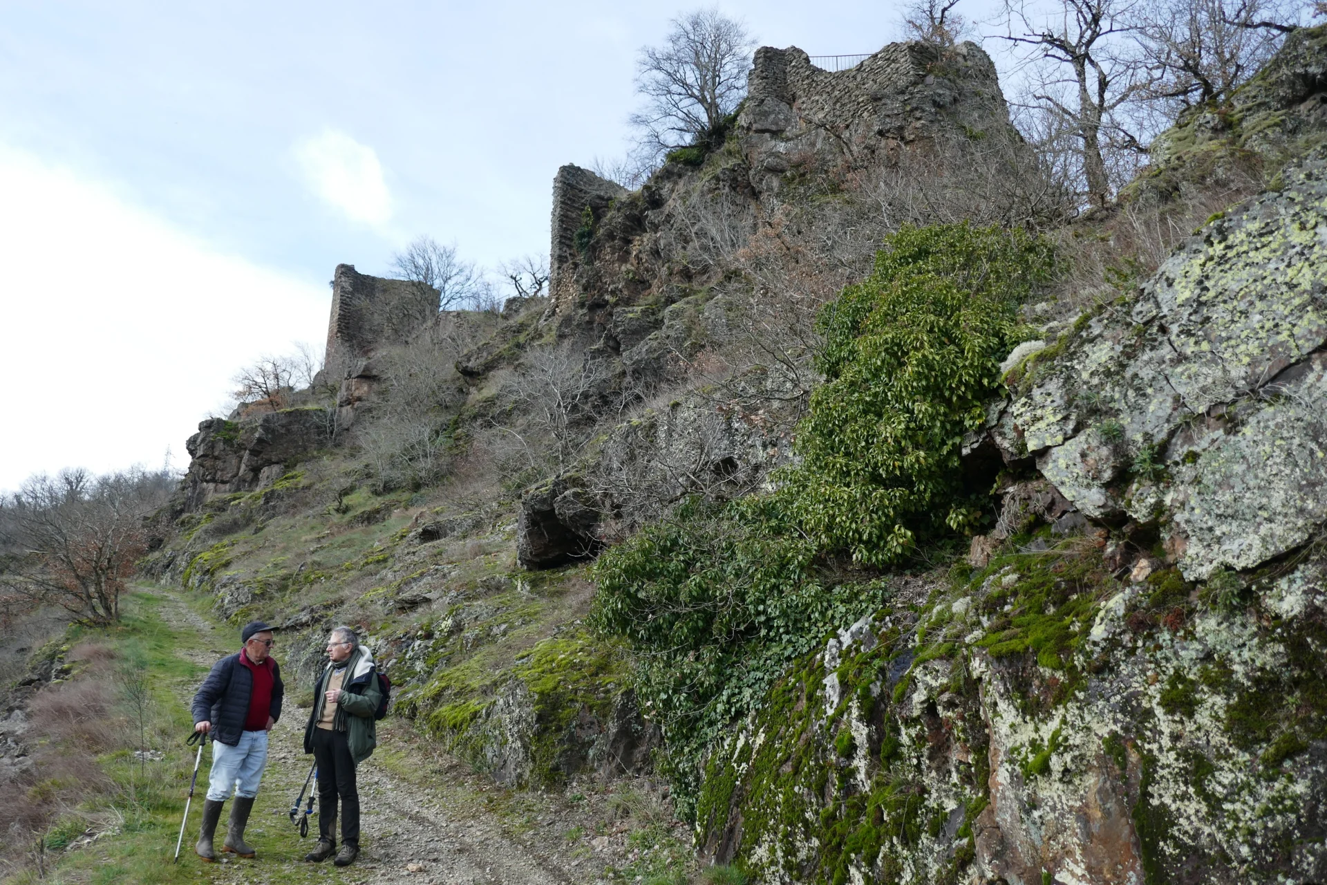 Au pied du chateau de Thuries